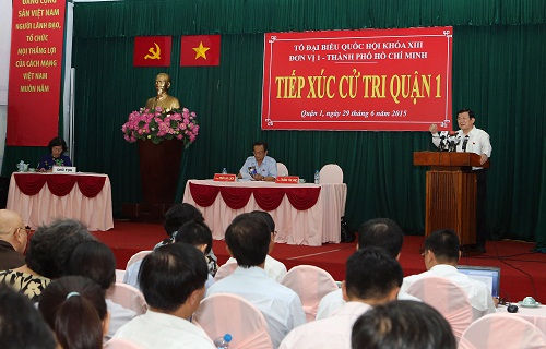 Chủ tịch nước Trương Tấn Sang cùng các đại biểu Quốc hội tiếp xúc cử tri quận 1 TP. Hồ Chí Minh để thông báo kết quả kỳ họp thứ 9, Quốc hội khóa XIII và tiếp thu những kiến nghị của cử tri Ảnh: TTXVN