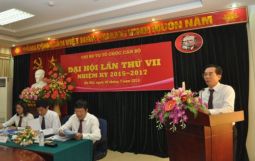 Đồng chí Nguyễn Hữu Vạn phát biểu chỉ đạo Đại hội Chi bộ Vụ Tổ chức cán bộ Ảnh: THÙY ANH