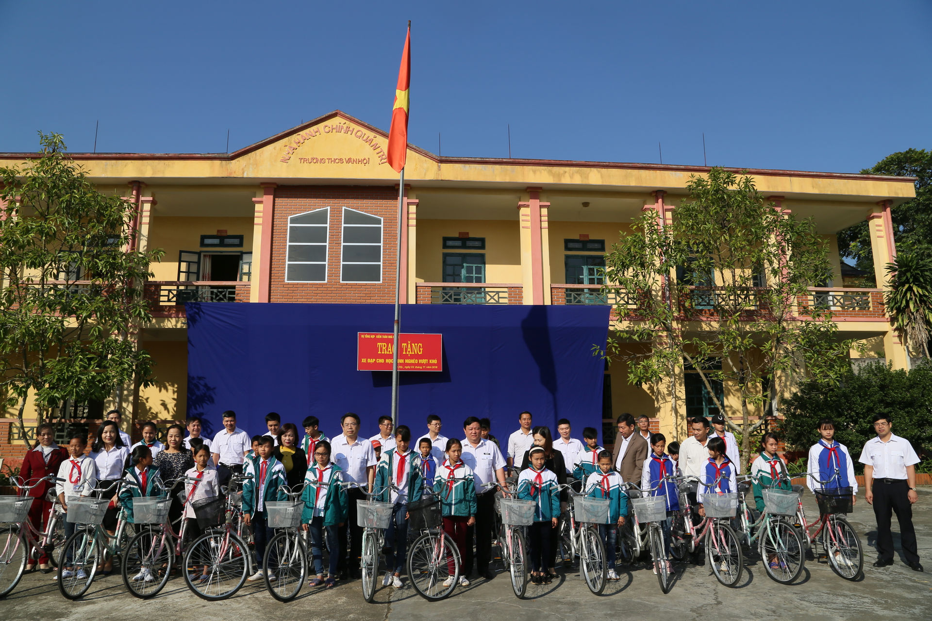 Vụ Tổng hợp trao xe đạp cho học sinh huyện Trấn Yên.