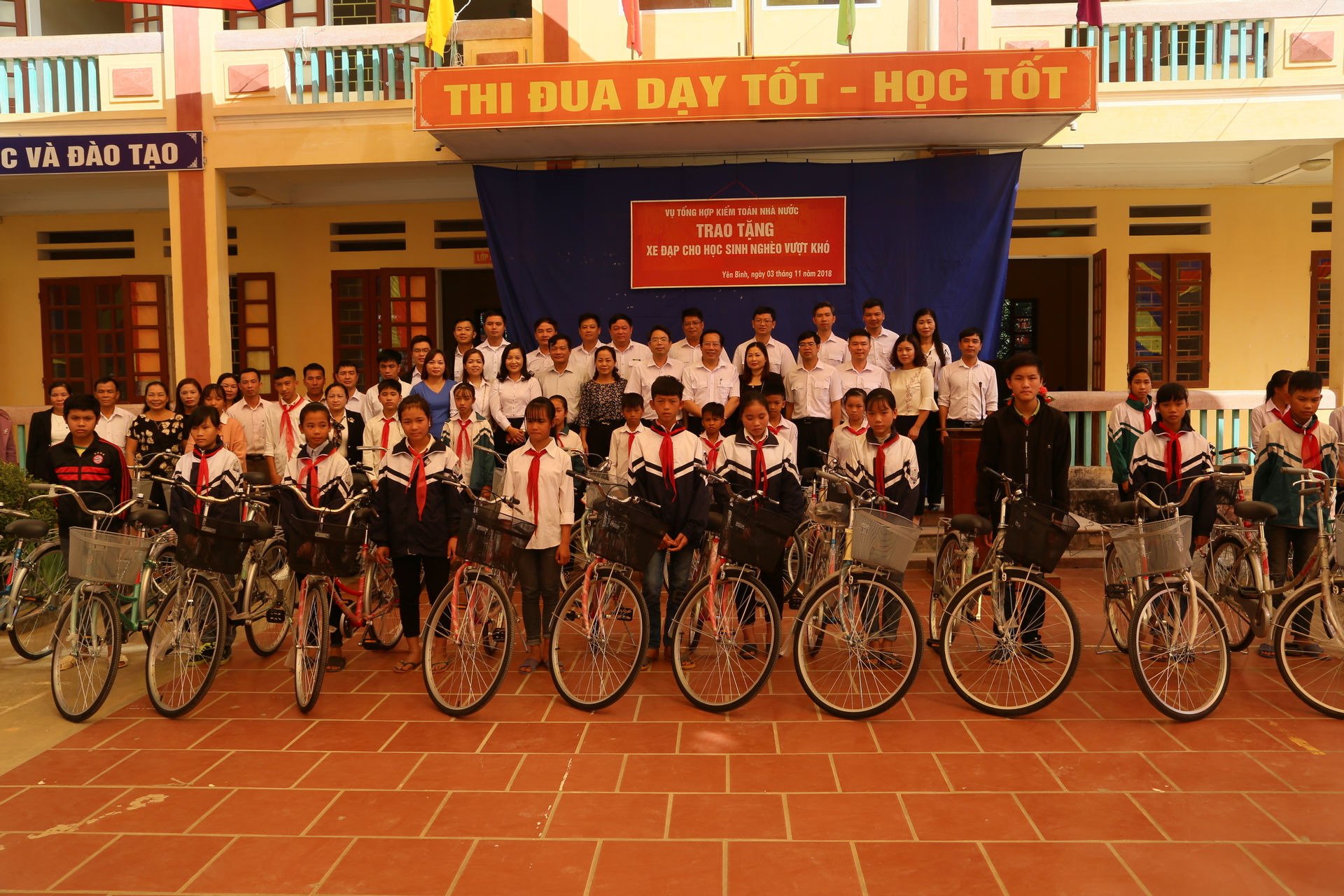 Vụ Tổng hợp trao xe đạp cho học sinh huyện Yên Bình.