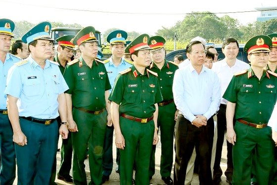 doan-cong-tac-cua-bo-quoc-phong-va-tphcm-thi-sat-khu-vuc-dat-quoc-phong-sap-ban-giao-de-thuc-hien-du-an-nha-ga-ha.jpg