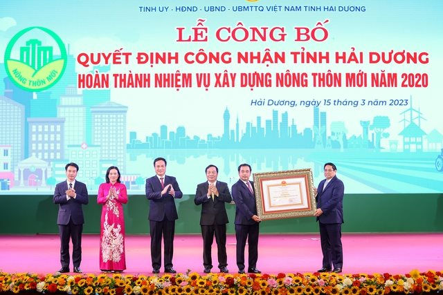 thu-tuong-pham-minh-chinh-trao-quyet-dinh-cong-nhan-tinh-hai-duong-hoan-thanh-nhiem-vu-xay-dung-nong-thon-moi..jpg