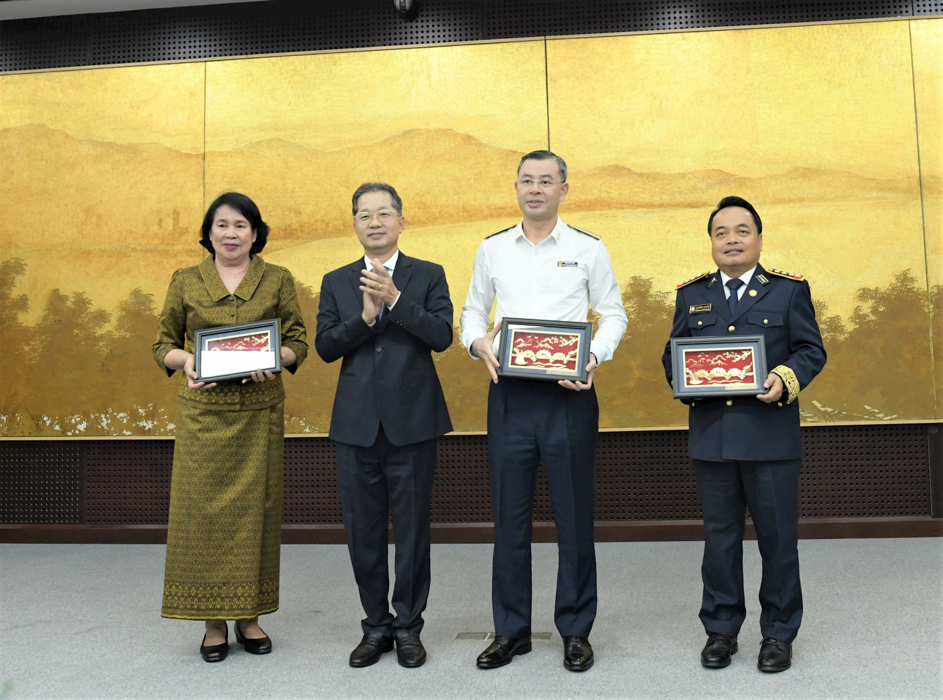 ong-nguyen-van-quang-bi-thu-thanh-uy-da-nang-thu-2-tu-trai-sang-tang-qua-luu-niem-cho-nguoi-dung-dau-3-co-quan-ktnn-lao-vn-campuchia.jpg