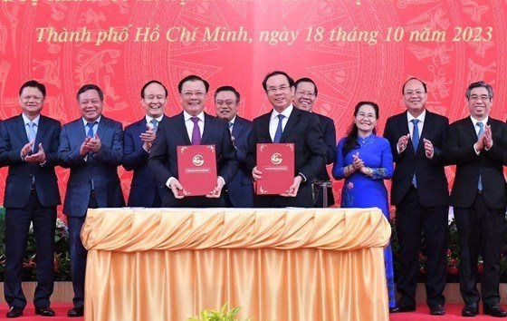 ban-thuong-vu-thanh-uy-tphcm-va-ban-thuong-vu-thanh-uy-ha-noi-thuc-hien-nghi-thuc-ky-ket-bien-ban-ghi-nho.-anh.jpg