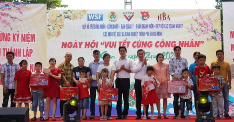 l_1_du_-pho-bi-thu-thanh-uy-tphcm-nguyen-phuoc-loc-tang-qua-gia-dinh-cong-nhan-khong-co-dieu-kien-ve-que-an-tet.png