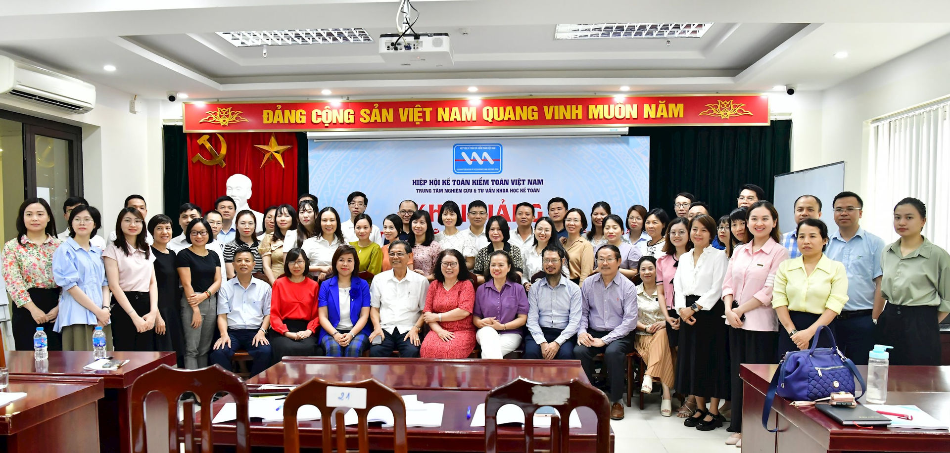 cac-hoc-vien-chup-anh-luu-niem-cung-lanh-dao-vaa-va-giang-vien.jpg