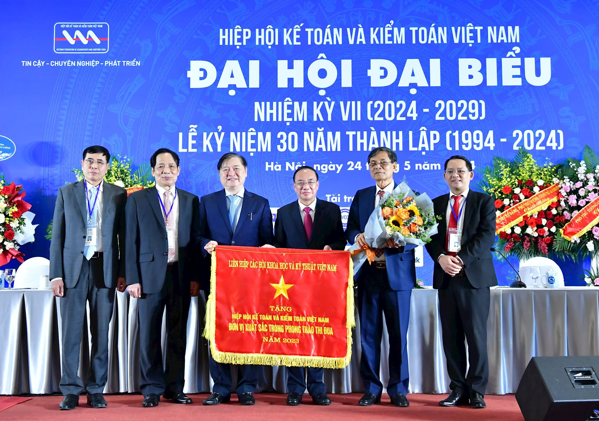 chu-tich-lien-hiep-cac-hoi-khoa-hoc-va-ky-thuat-viet-nam-phan-xuan-dung-tang-co-thi-dua-cho-vaa.jpg