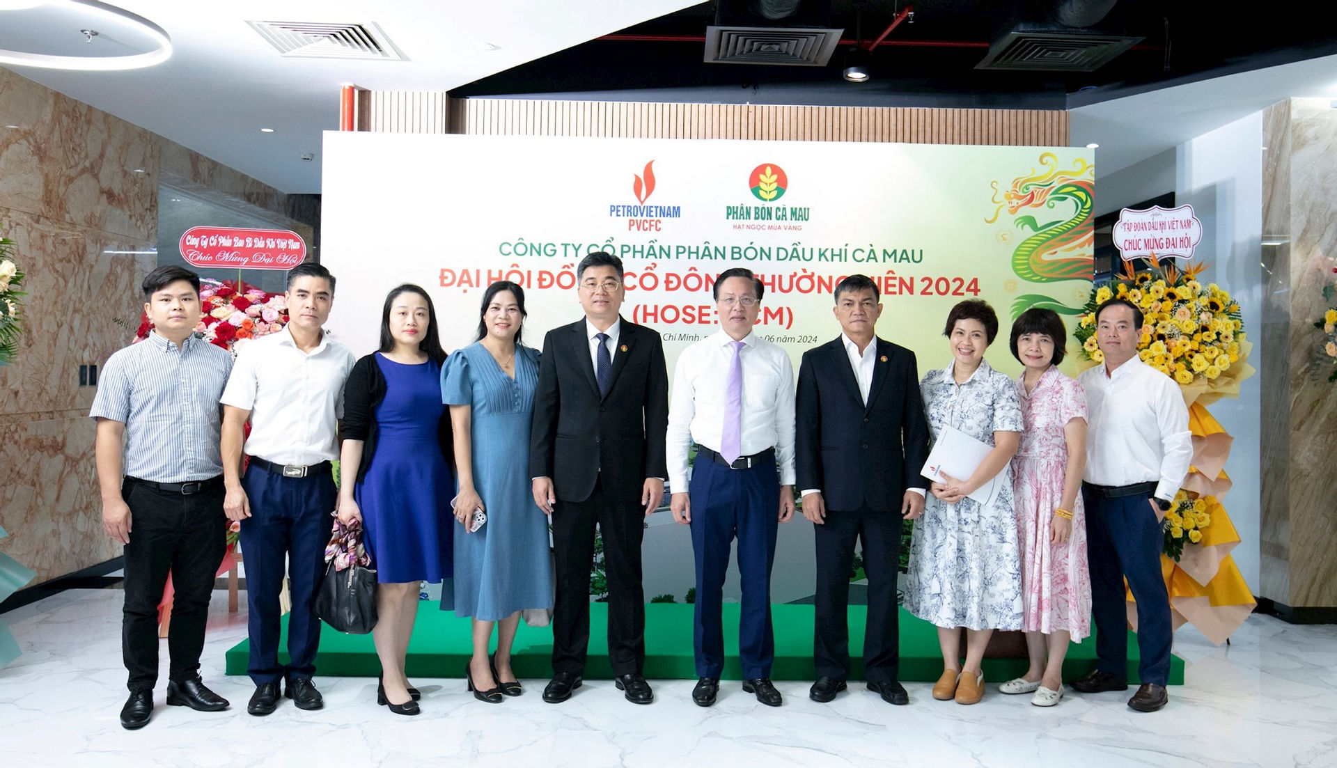 lanh-dao-petrovietnam-chuc-mung-thanh-cong-dhdcd-pvcfc-nam-2024-1-.jpg