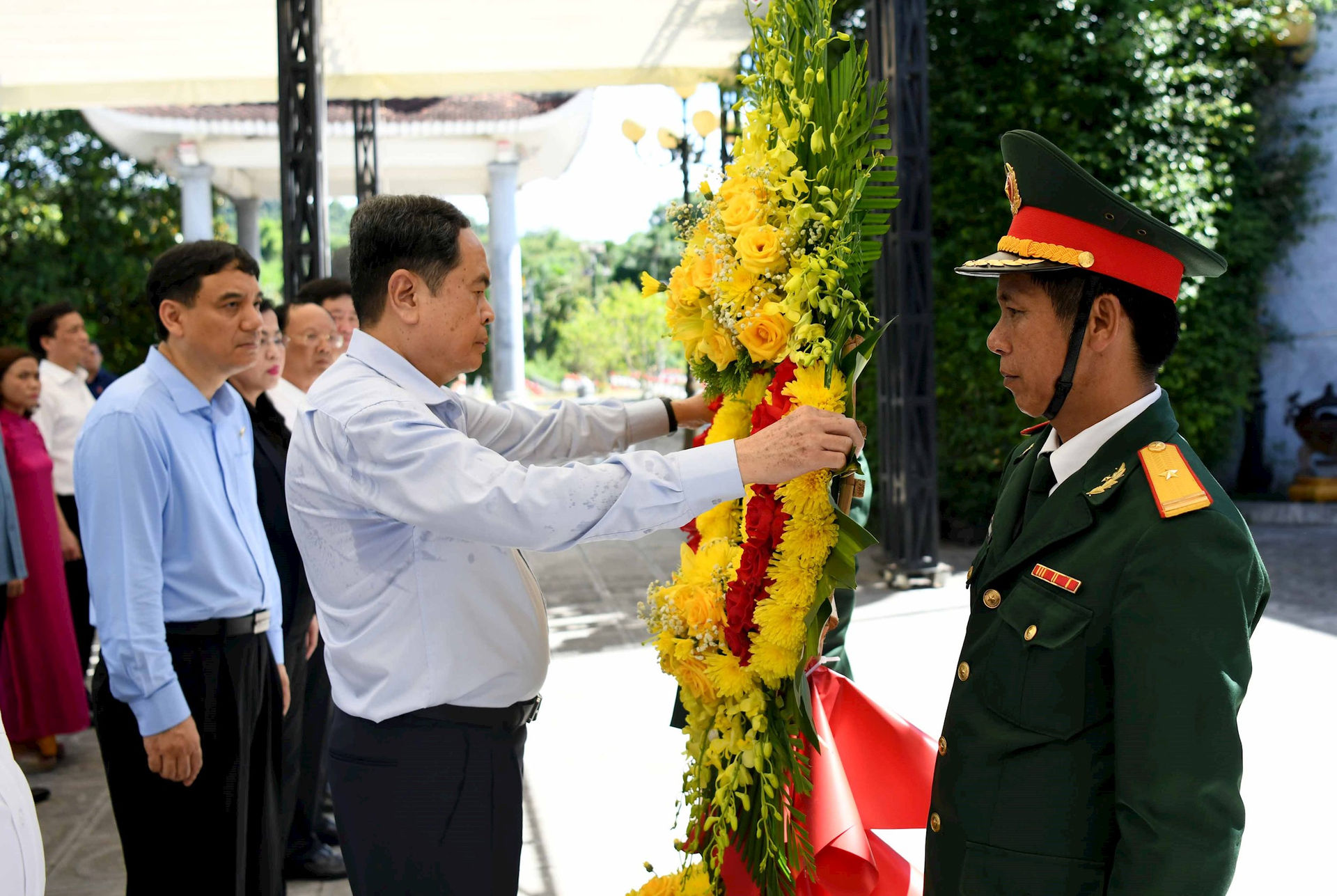 ctqh-dang-huong-dang-hoa-dai-tuong-niem-cac-anh-hung-liet-si-tai-nghia-trang-liet-si-quoc-te-viet-lao.7.jpg