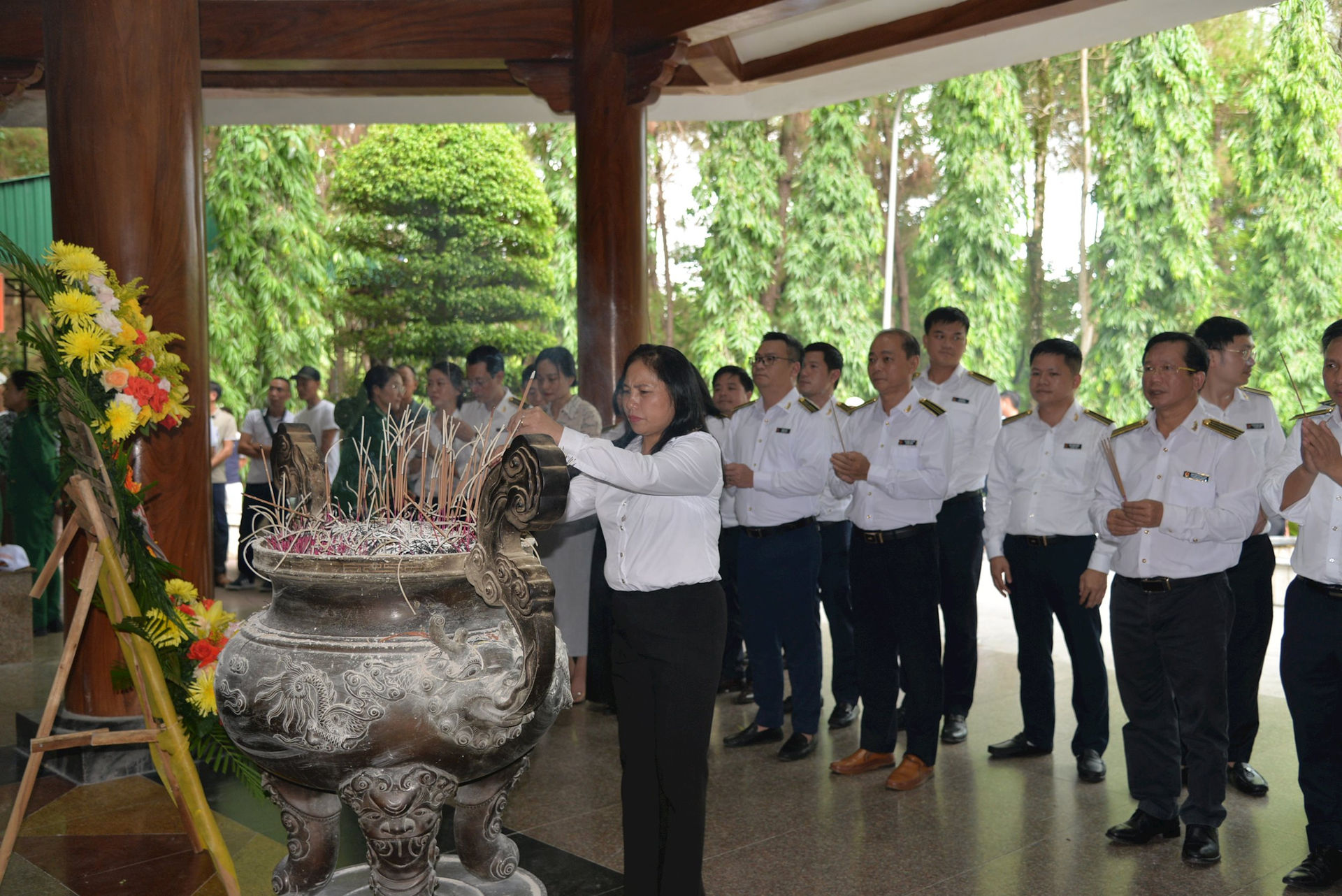 6.-doan-cong-tac-dang-huong-tai-dai-tuong-niem-cac-anh-hung-liet-sy-tai-nga-3-dong-loc.jpg