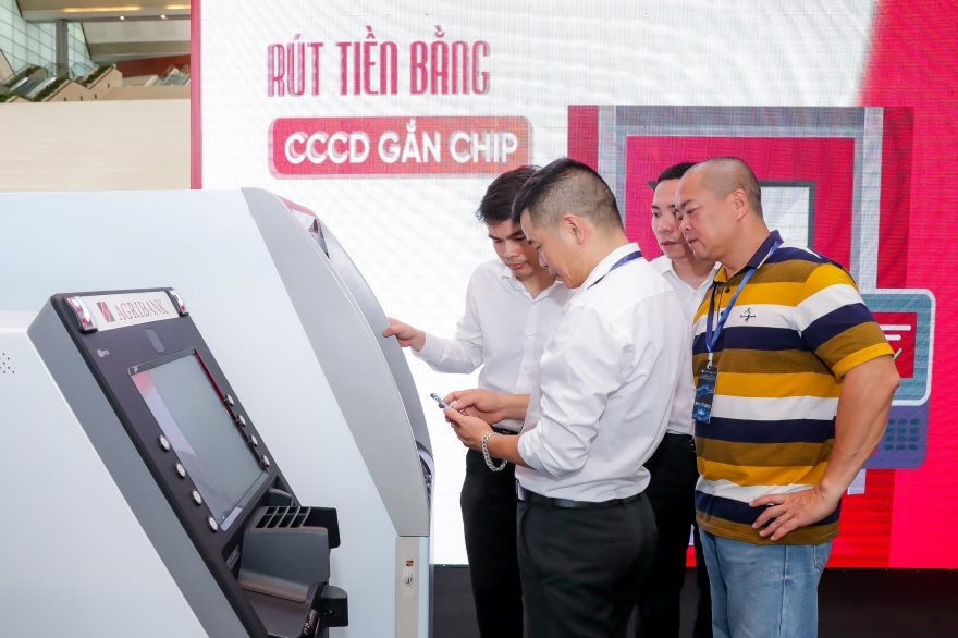 rut-tien-bang-can-cuoc-gan-chip.jpg