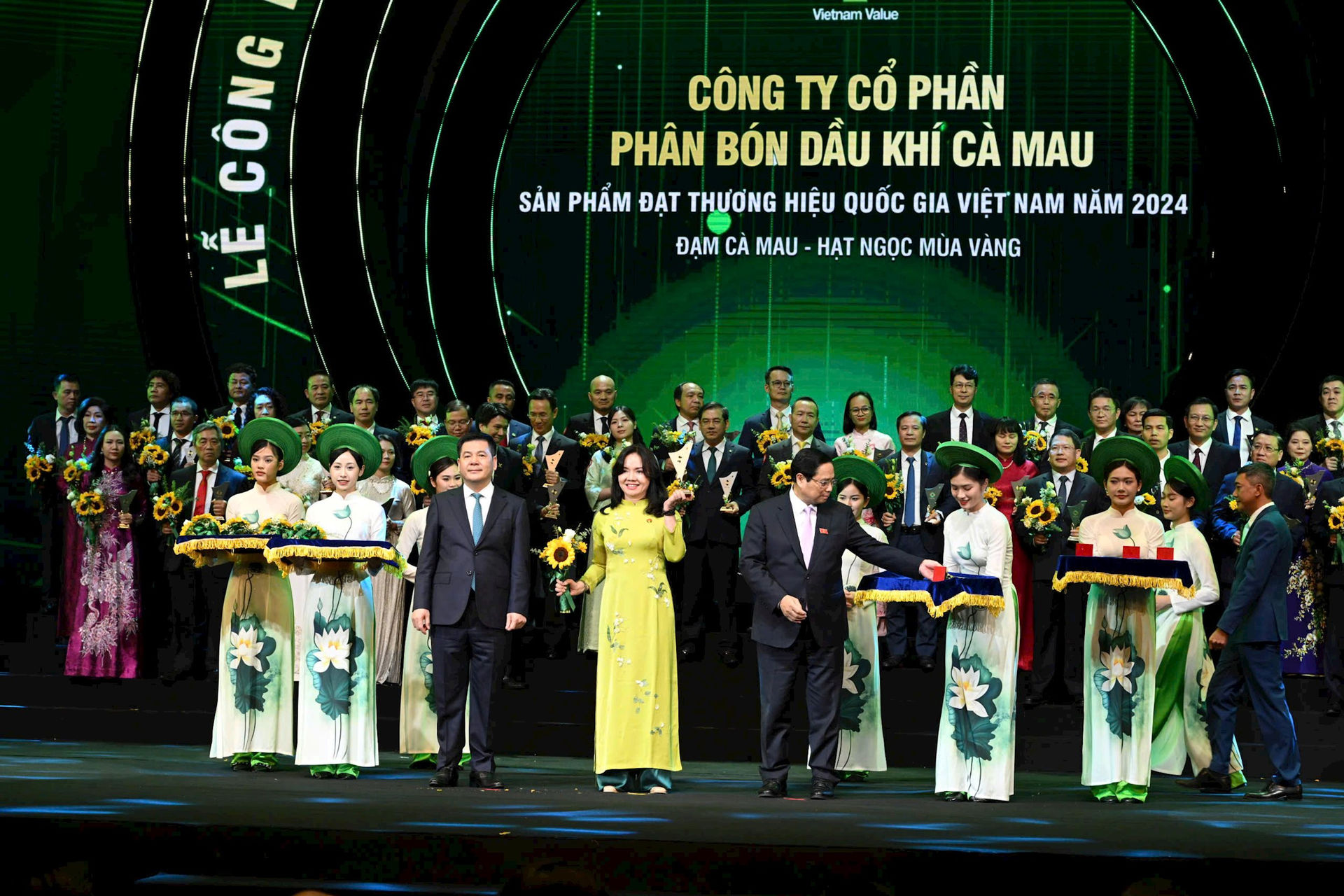 ba-nguyen-thi-hien-pho-tong-giam-doc-dai-dien-phan-bon-ca-mau-nhan-giai-thuong-hieu-quoc-gia-nam-2024.jpg