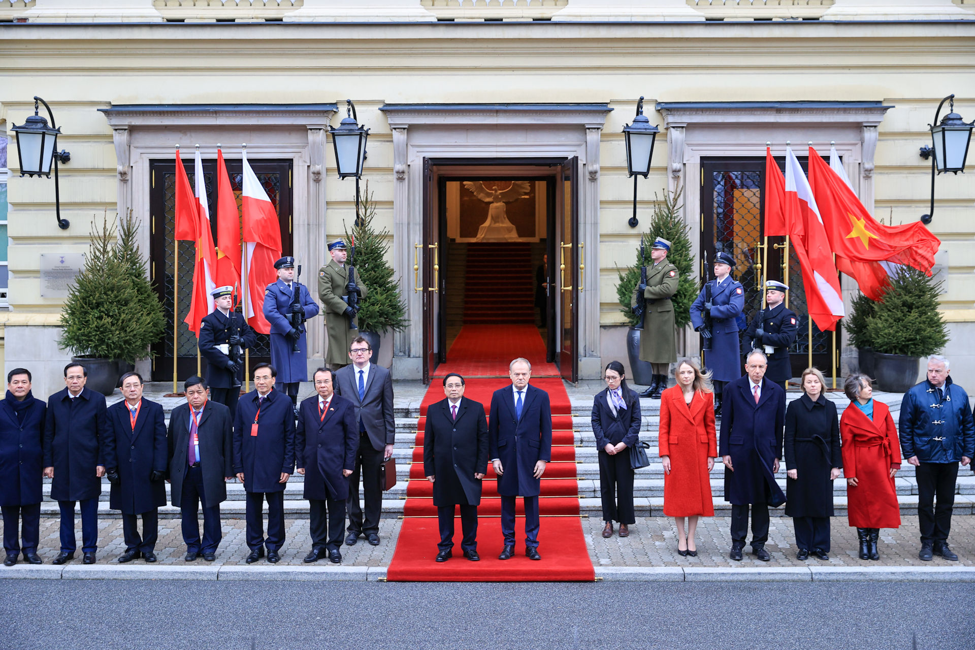 Thủ tướng Donald Tusk chủ trì lễ đón Thủ tướng Phạm Minh Chính thăm chính thức Ba Lan- Ảnh 2.