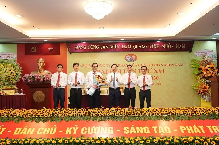 dai-hoi-dang-bo-cong-ty-cp-hoa-chat-co-ban-mien-nam-lan-thu-xvi-doan-ket-dan-chu-ky-cuong-sang-tao-phat-trien_680b879b692f3.jpg