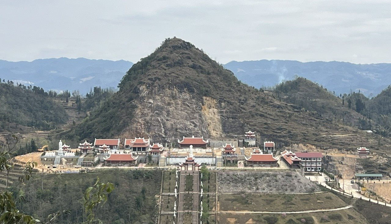 lung-cu-nhin-xuong.jpg