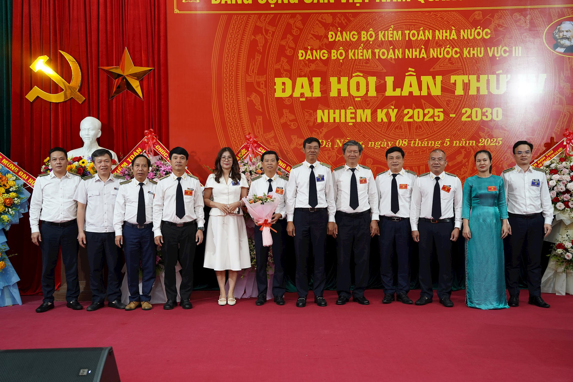6.-sep-tho-chup-anh-cung-cac-dai-bieu-3-.jpg