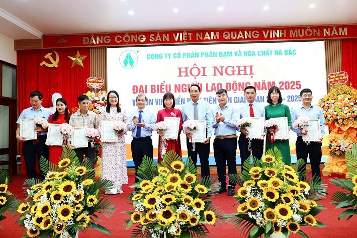 hoi-nghi-nguoi-lao-dong-cong-ty-cp-phan-dam-va-hoa-chat-ha-bac-nam-2025-cham-lo-toan-dien-doi-song-nguoi-lao-dong_6824b14ecfc98.jpg