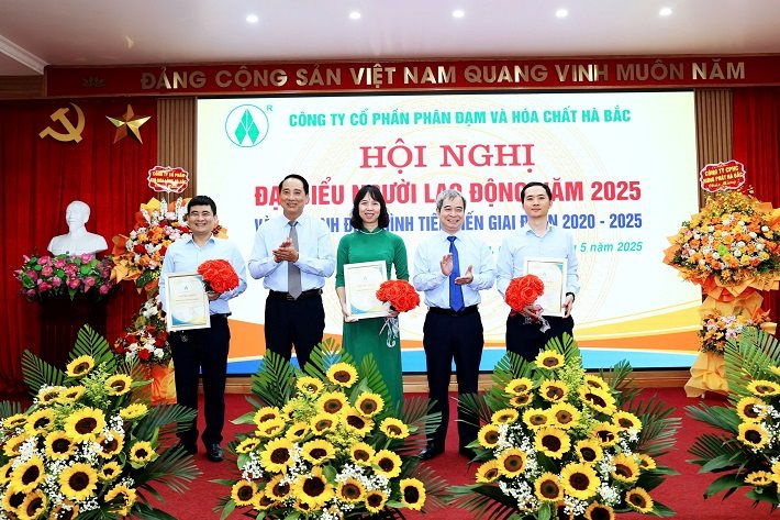 hoi-nghi-nguoi-lao-dong-cong-ty-cp-phan-dam-va-hoa-chat-ha-bac-nam-2025-cham-lo-toan-dien-doi-song-nguoi-lao-dong_6824b15886d63.jpg