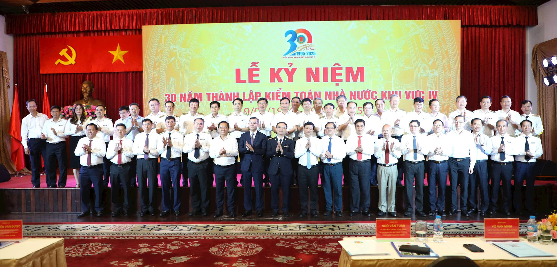 cac-dai-bieu-chup-anh-luu-niem.jpg