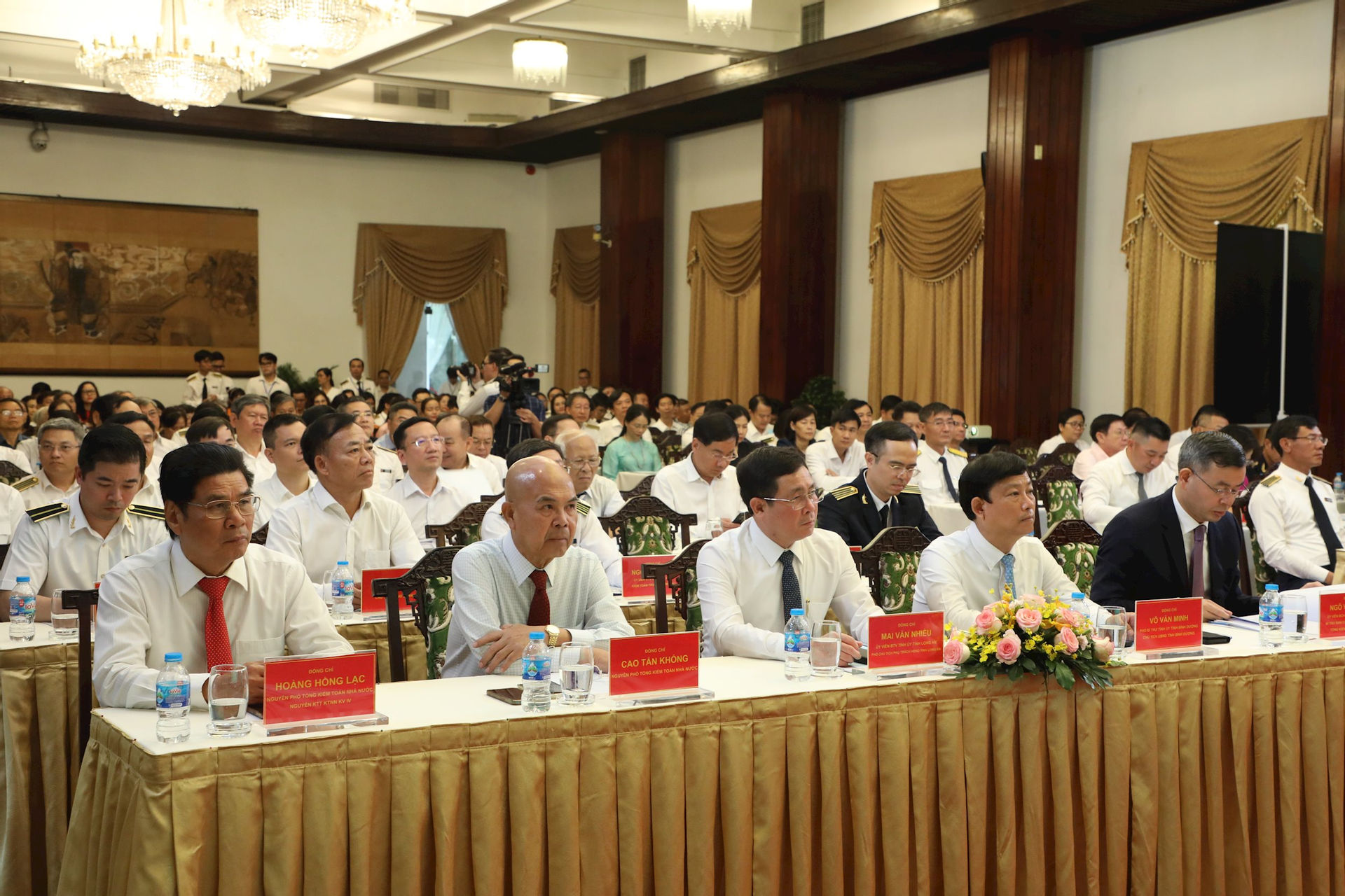 cac-dai-bieu-tham-du-buoi-le.jpg