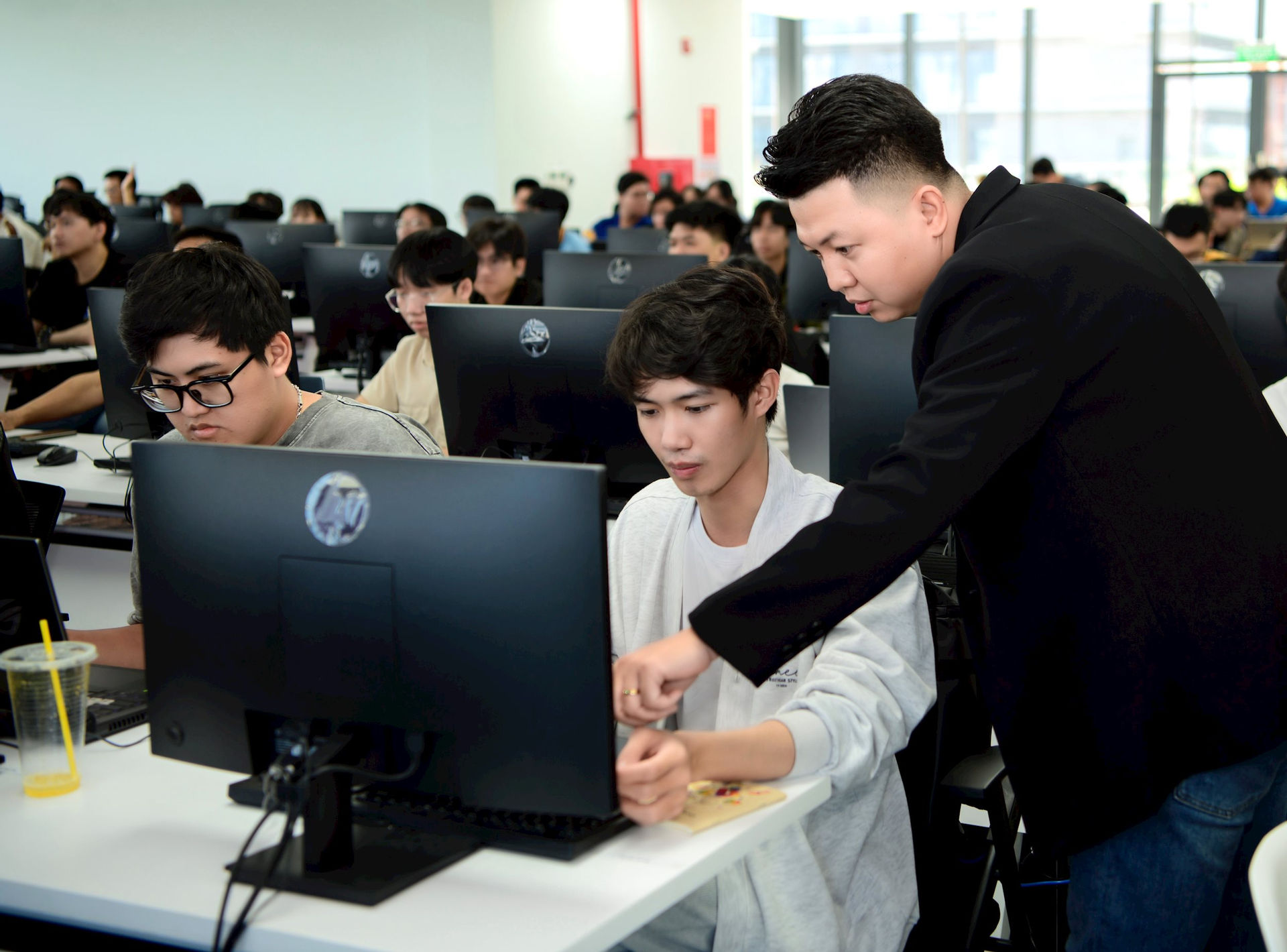 l_dn_cac-lap-trinh-vien-tham-du-su-kien-build-with-ai-da-nang-2025-.jpg