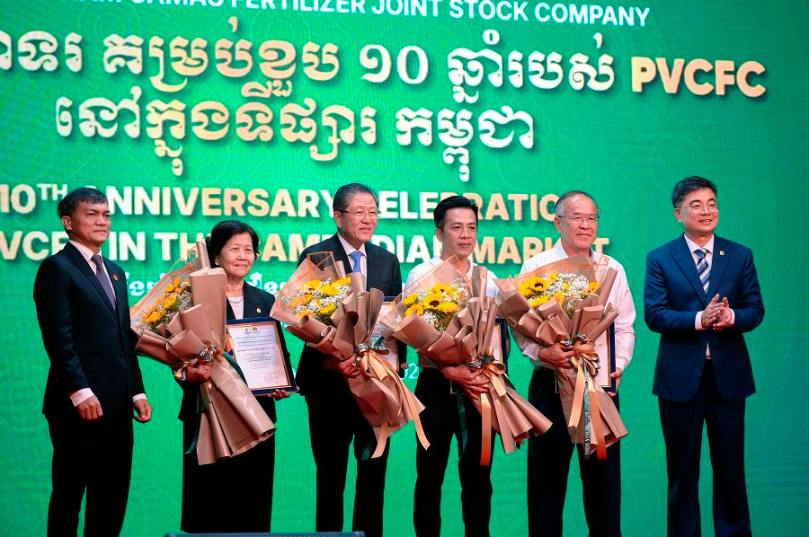 dai-dien-pvcfc-trao-qua-va-hoa-cho-cac-nha-phan-phoi-tai-campuchia.1.jpg