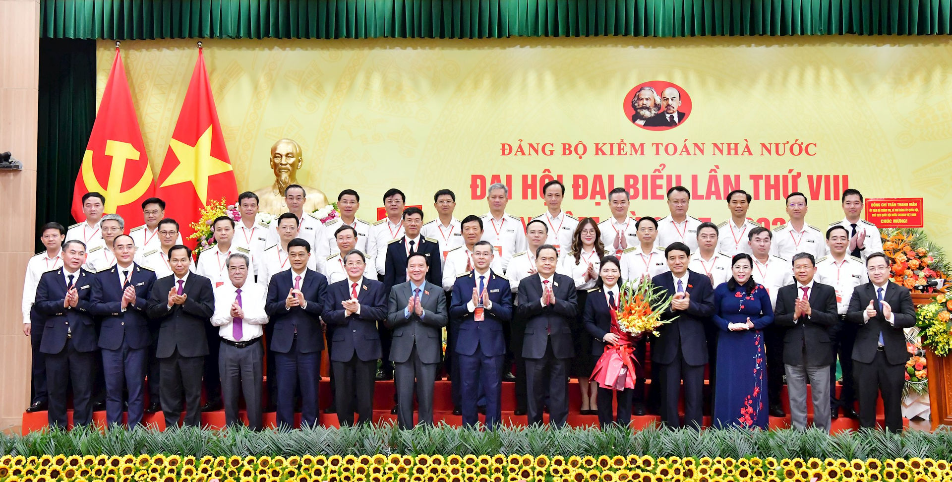 bch-dang-bo-ktnn-nhiem-ky-2025-2030-chup-anh-luu-niem-cung-ban-thuong-vu-dang-uy-quoc-hoi.jpg
