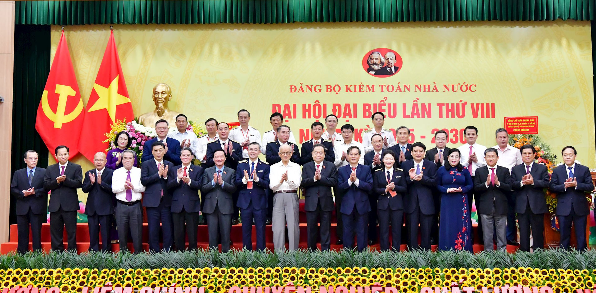 btv-dang-uy-ktnn-nhiem-ky-2025-2030-chup-anh-luu-niem-cung-cac-dai-bieu-tham-du-dai-hoi.jpg