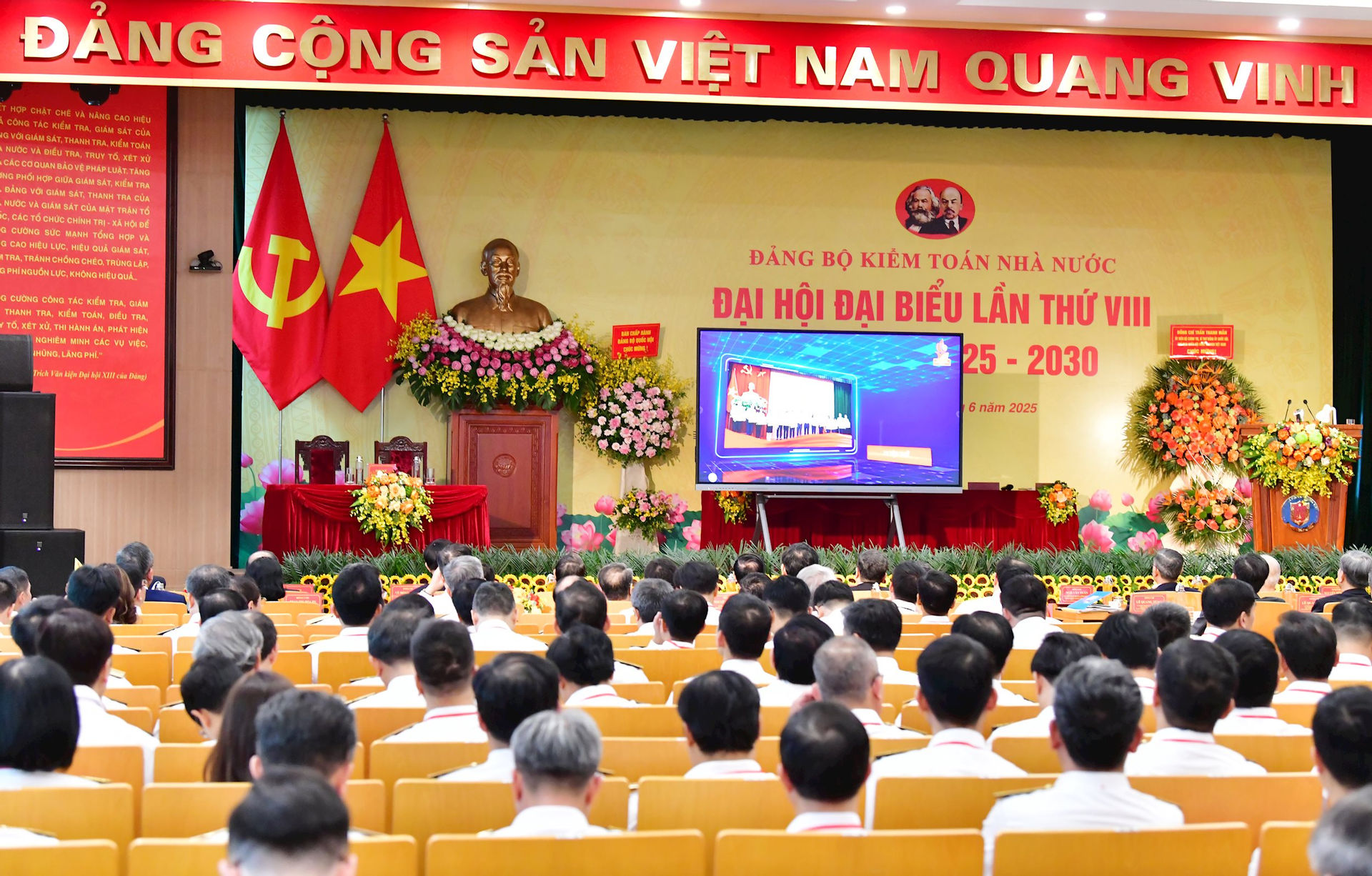 cac-dai-bieu-theo-doi-video.jpg
