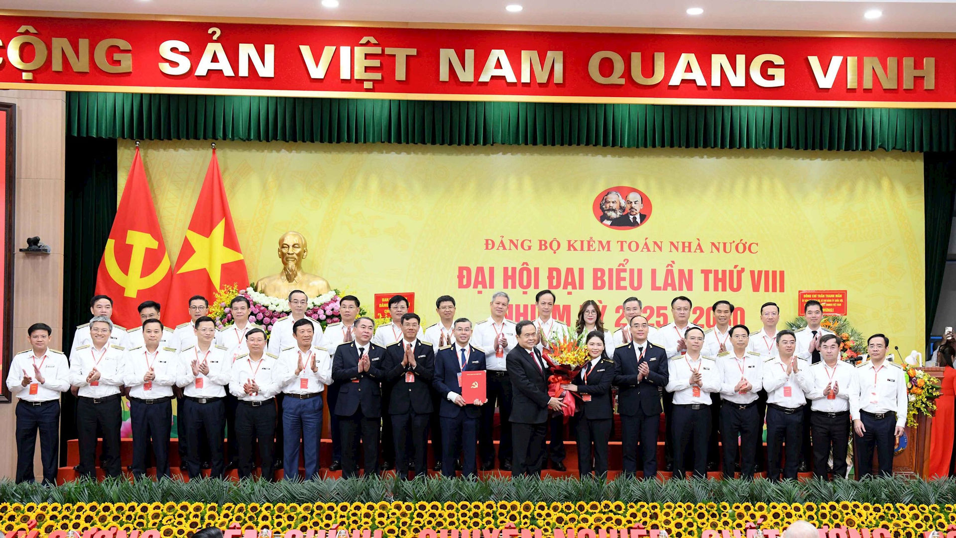 chu-tich-quoc-hoi-va-ban-chap-hanh-dang-bo-ktnn-nhiem-ky-2025-2030-1(2).jpg