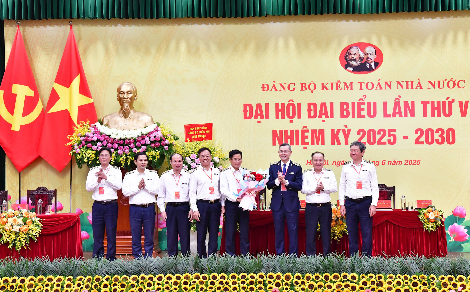 dong-chi-ngo-van-tuan-tang-hoa-cac-dong-chi-uy-vien-bch-nhiem-ky-2020-2025-khong-tham-gia-bhc-nhiem-ky-2025-2030.jpg