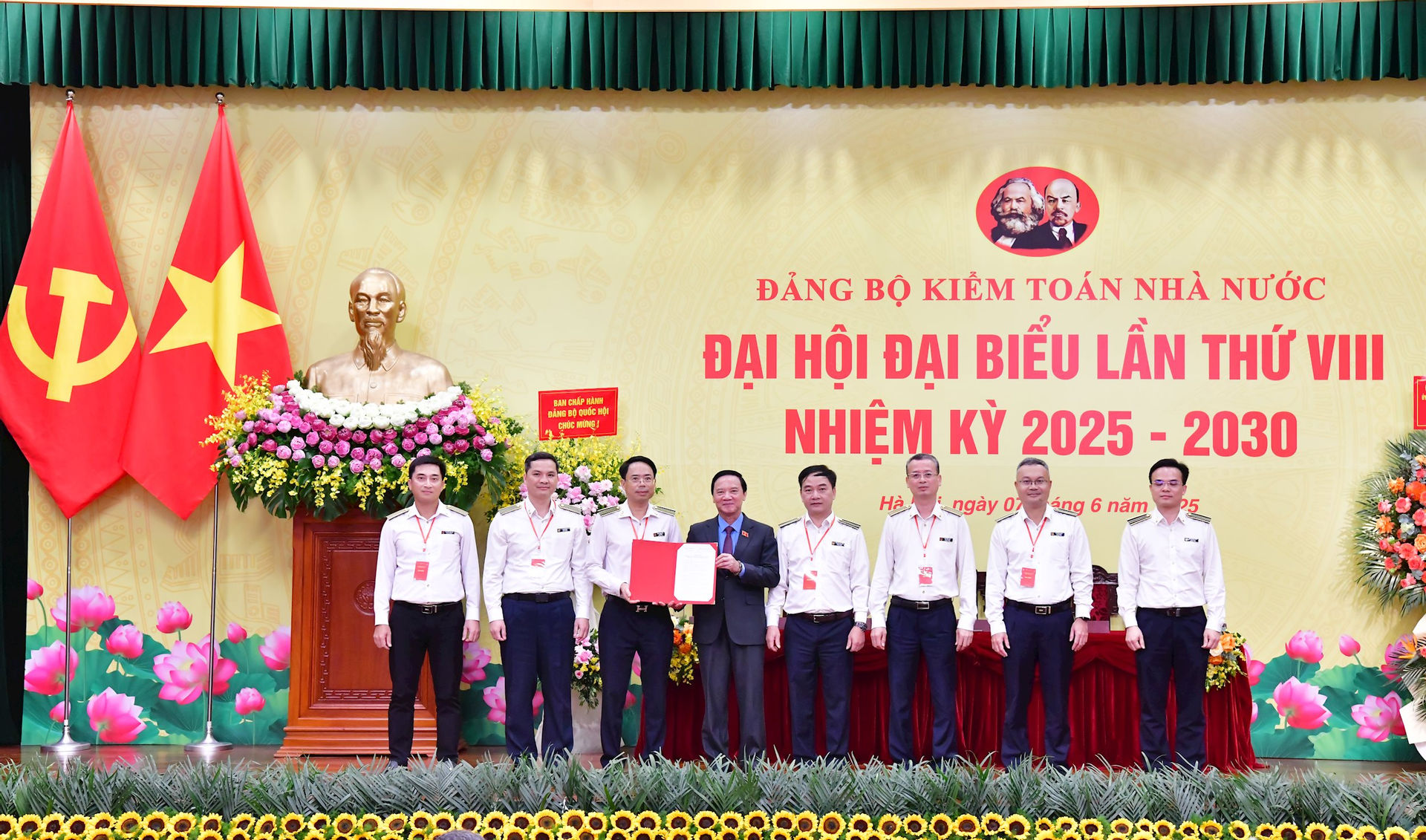 uy-vien-bch-trung-uong-dang-pho-chu-tich-quoc-hoi-nguyen-khac-dinh-trao-quyet-dinh-cho-uy-ban-kiem-tra-dang-uy-ktnn.jpg