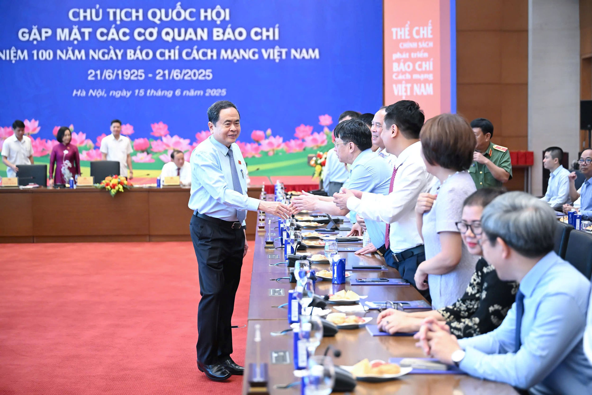 150620251049-chu-tich-qh-bat-tay-cac-db.jpg