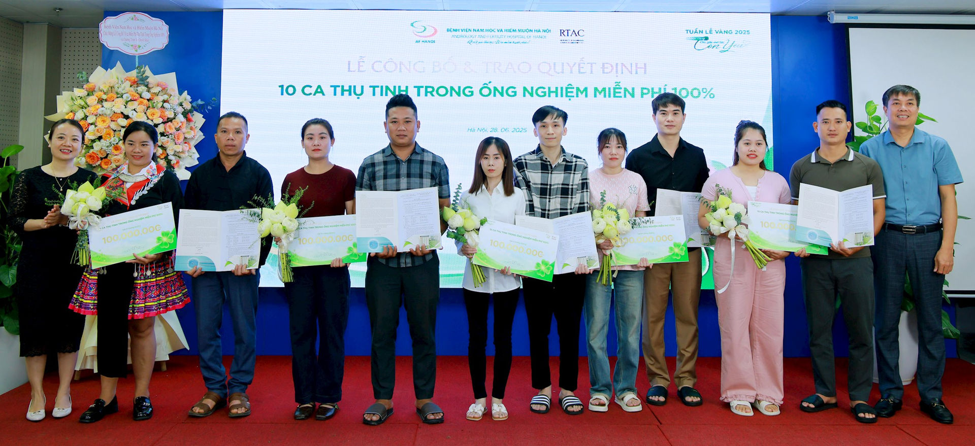 ban-lanh-dao-benh-vien-chup-anh-cung-cac-gia-dinh-nhan-ho-tro-100-chi-phi-ivf.jpg