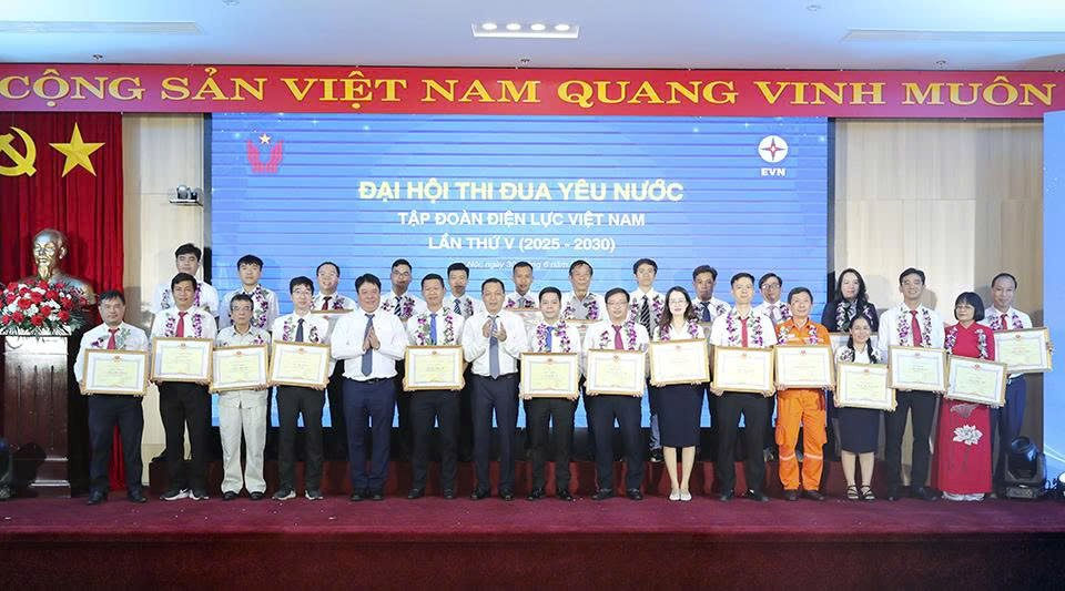ct-tgd-tang-hoa-va-bang-khen-cho-cac-ca-nhan.jpg