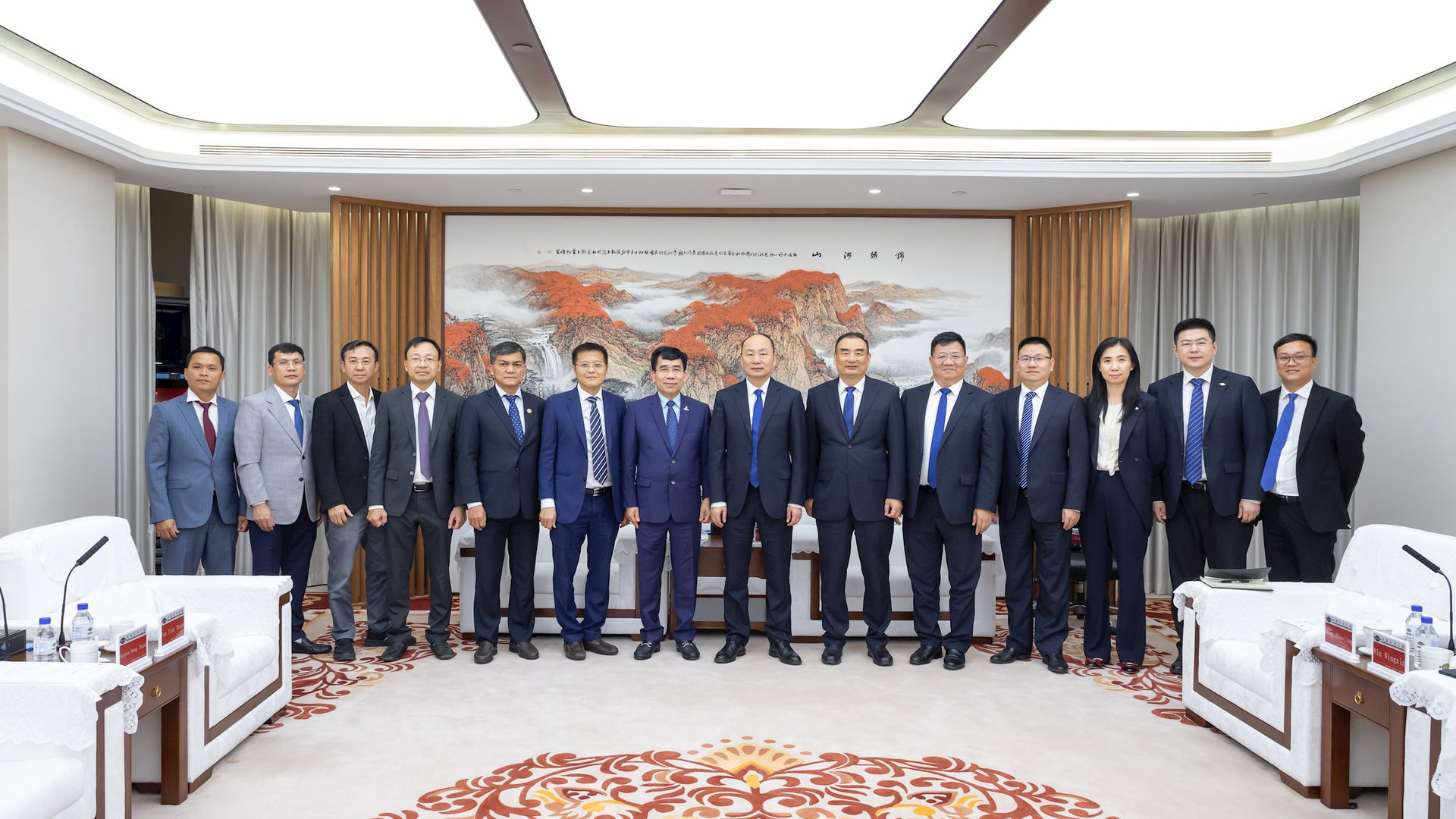 doan-cong-tac-petrovietnam-va-lanh-dao-tap-doan-cncec-chup-anh-luu-niem-sau-buoi-lam-viec.jpg