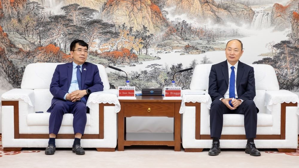 ong-le-xuan-huyen-pho-tgd-petrovietnam-va-ong-mo-dingge-chu-tich-cncec-trong-buoi-lam-viec-chinh-thuc-thao-luan-ve-dinh-huong-hop-tac-hai-ben.jpg