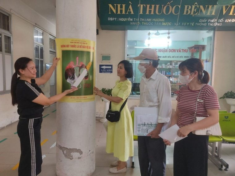 tl_hn_tuyen-truyen-ve-phong-chong-tac-hai-cua-thuoc-la-cho-nguoi-dan-den-kham-benh-tai-benh-vien-da-khoa-tinh-ha-nam.jpg