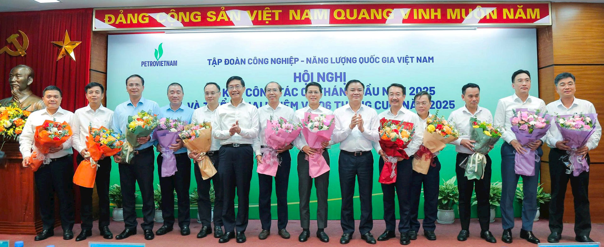 h1.-lanh-dao-pv-gas-duoc-vinh-danh-tai-hoi-nghi-so-ket-cong-tac-6-thang-dau-nam-2025-1.jpg