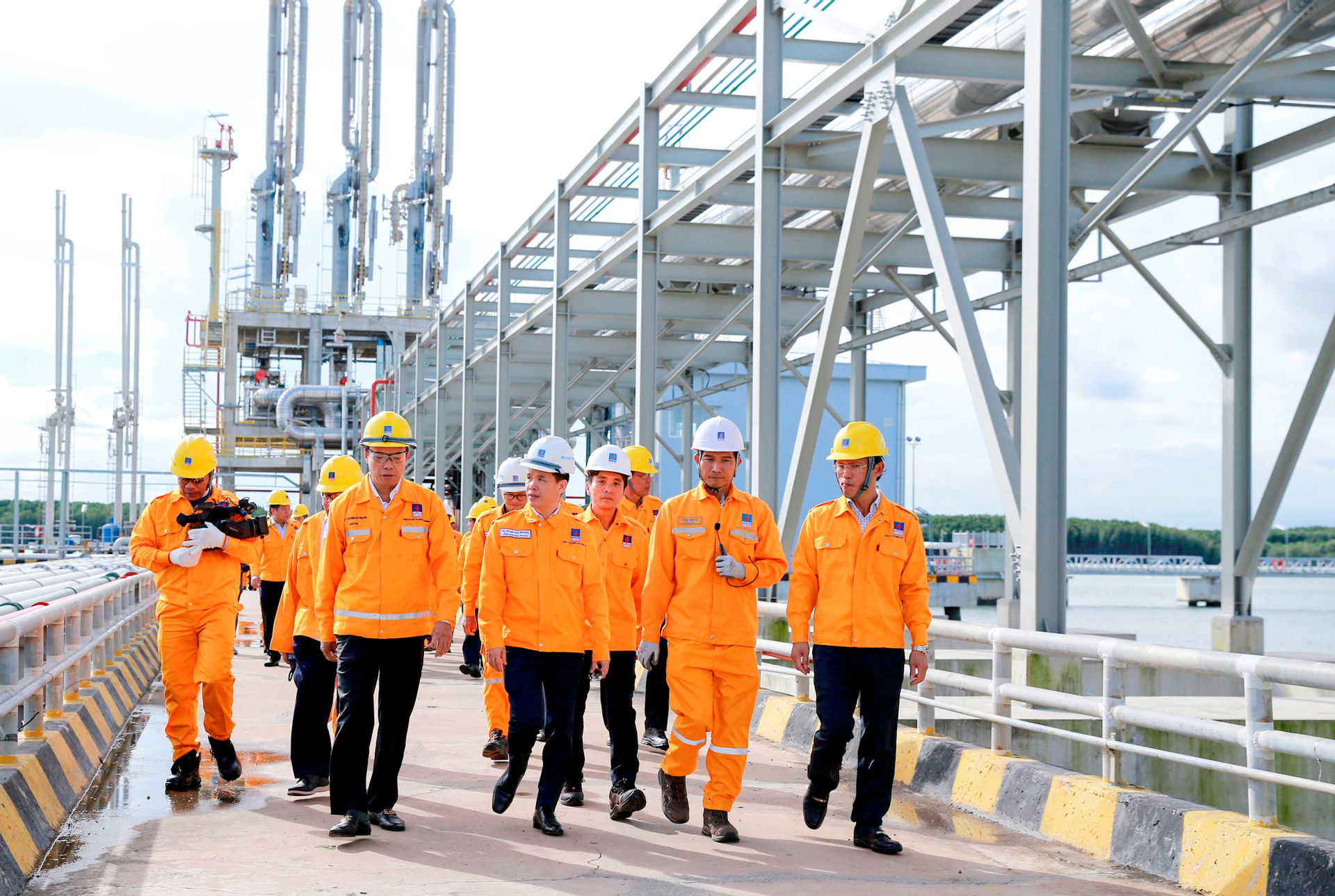 h2.-lanh-dao-pv-gas-tiep-doan-cong-tac-cua-cac-cap-co-tham-quyen-tham-va-lam-viec-tai-kho-cang-thi-vai-1-.jpg