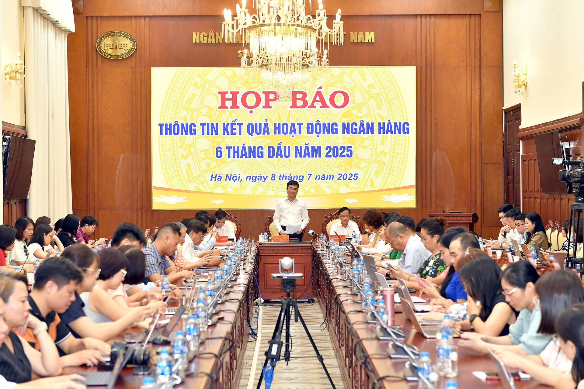 quang-canh-hop-bao.jpg