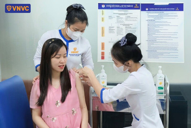 tiem-vac-xin-cho-me-bau-tai-vnvc.jpg