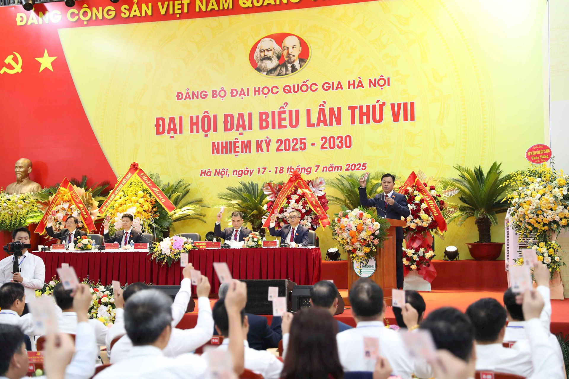 0vnu-giam-doc-dhqghn-le-quan-2-1-.jpg