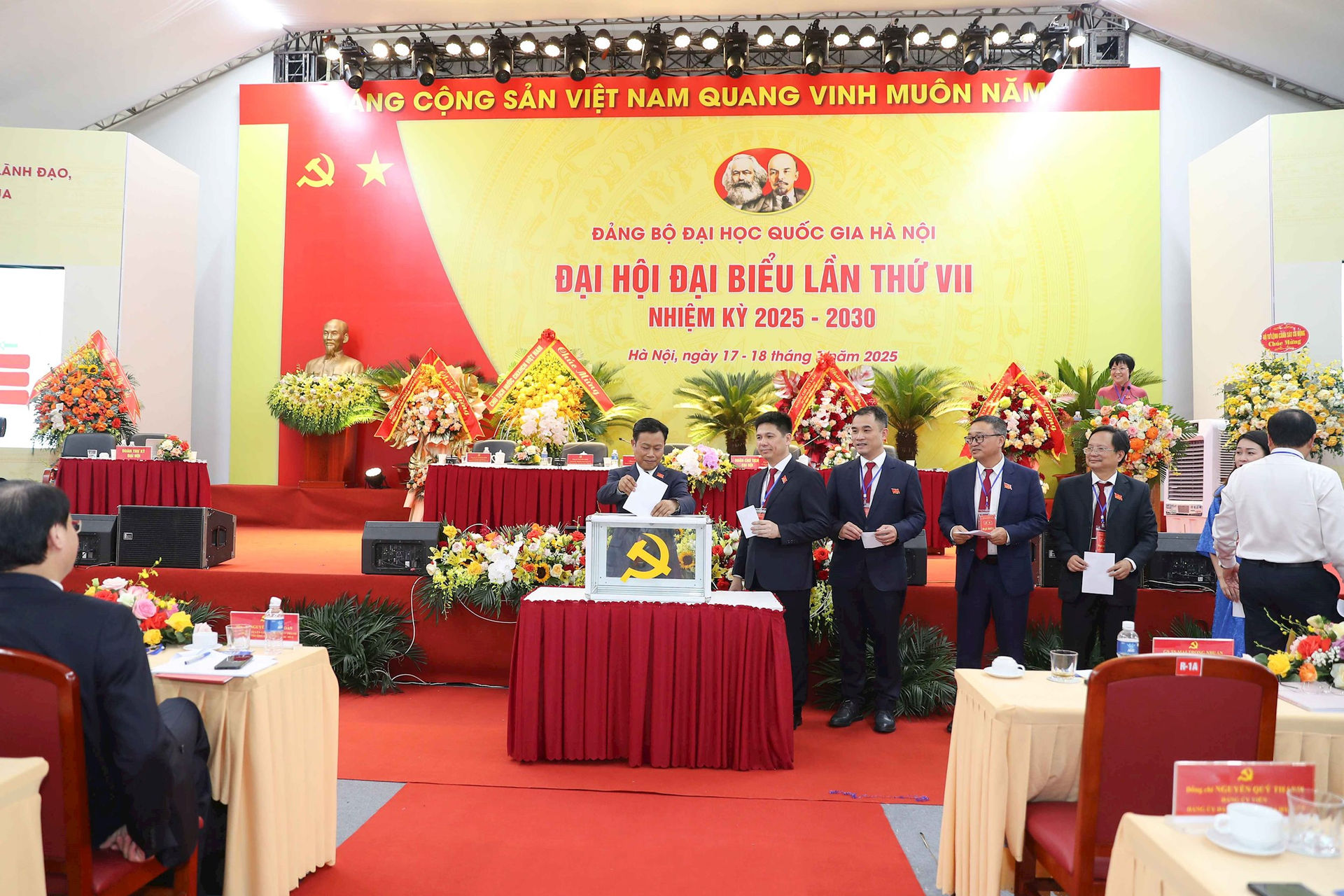 vnu-dai-hoi-dang-bo-dhqghn-lan-thu-vii-6-.jpg