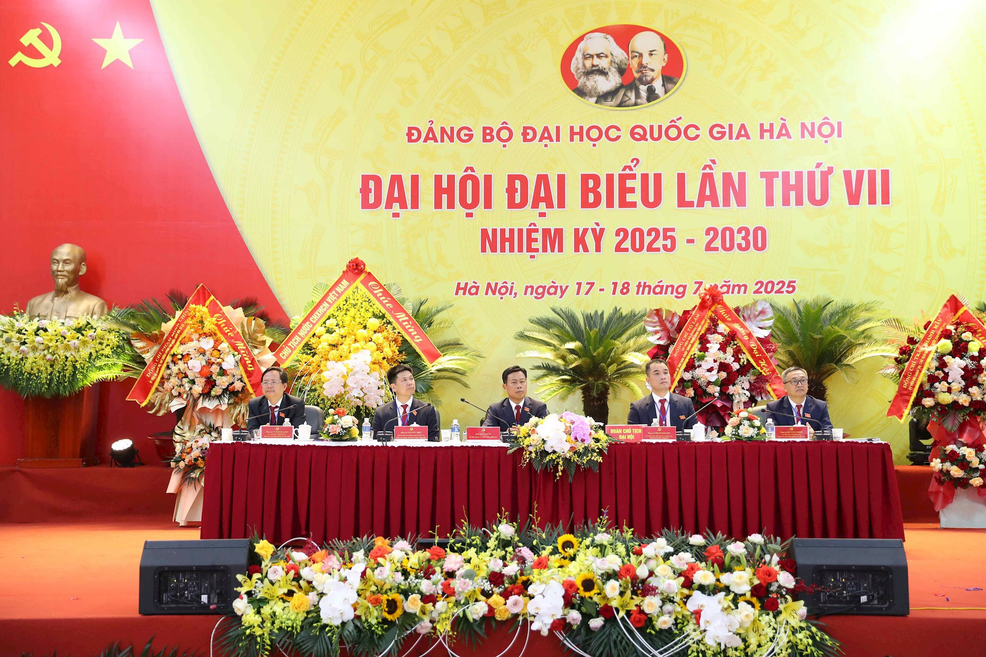 vnu-dai-hoi-dang-bo-dhqghn-lan-thu-vii-doan-chu-tich.jpg