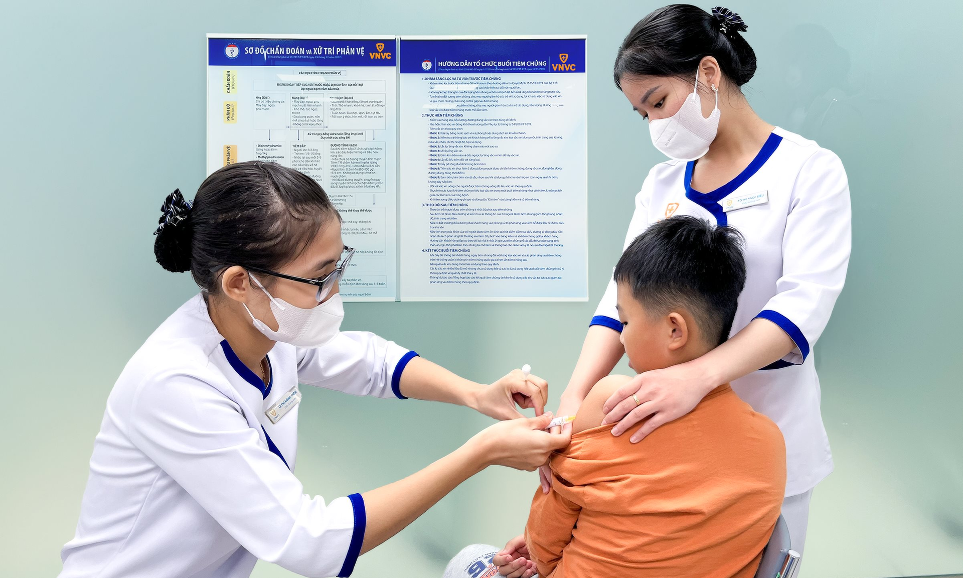 khach-tiem-vac-xin-sot-xuat-huyet-tai-vnvc.png