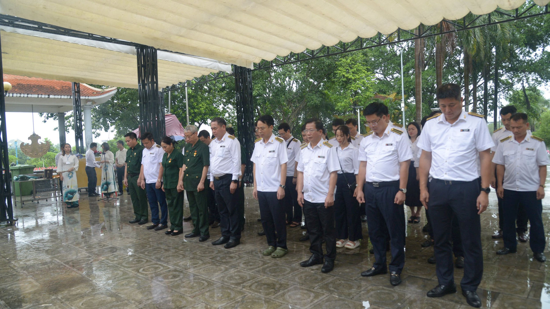 doan-cong-tac-danh-1-phut-mac-niem-cac-anh-hung-liet-si-tai-nghia-trang-viet-lao.jpg