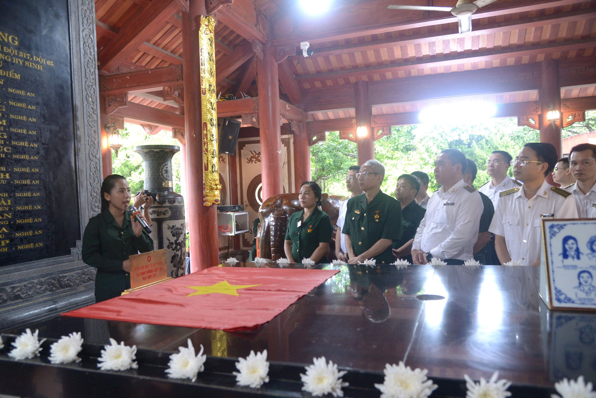 doan-cong-tac-tai-phan-mo-13-liet-si-thanh-nien-xung-phong.jpg