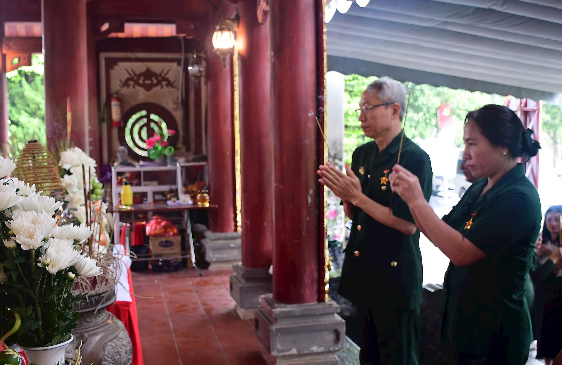 dong-chi-le-quang-hung-chu-tich-hoi-ccb-kiem-toan-nha-nuoc-thap-huong-tai-khu-di-tich-truong-bon.jpg