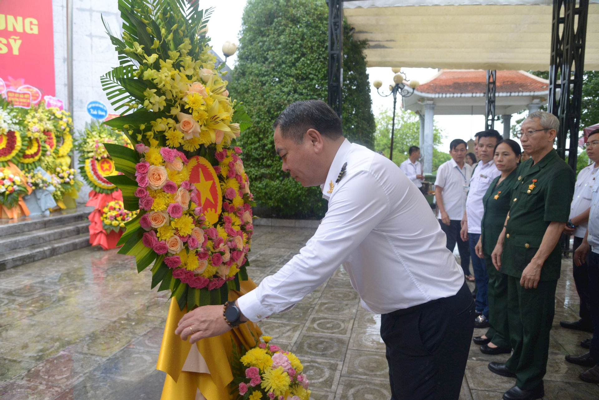 pho-tong-kt-sua-vong-hoa-tai-nghia-trang-viet-lao.jpg